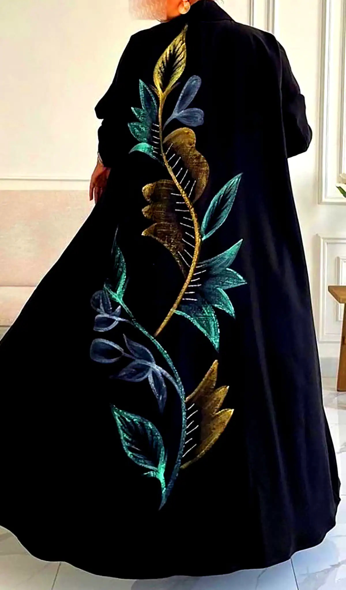 عبا مشکی گلدوزی شده