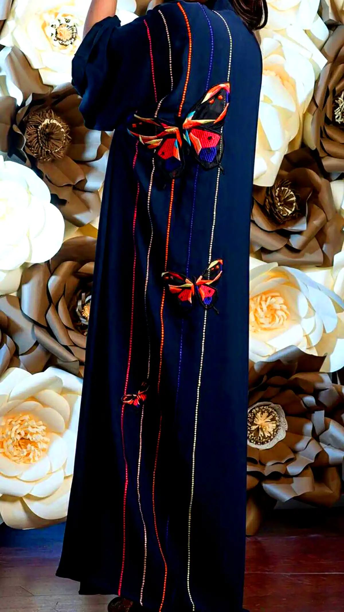 عبا مشکی گلدوزی شده