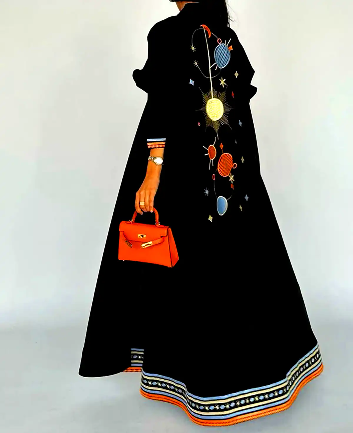 عبا مشکی گلدوزی شده