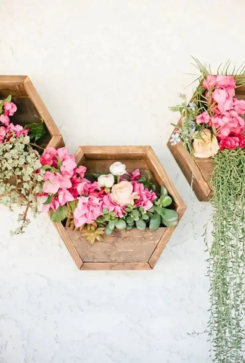 گلدان شش گوش چوبی با لوله شیشه ای (جدیدترین مدل های ترند امسال ۱۴۰۴ - ۲۰۲۵) گلدان شش گوش چوبی با لوله شیشه ای