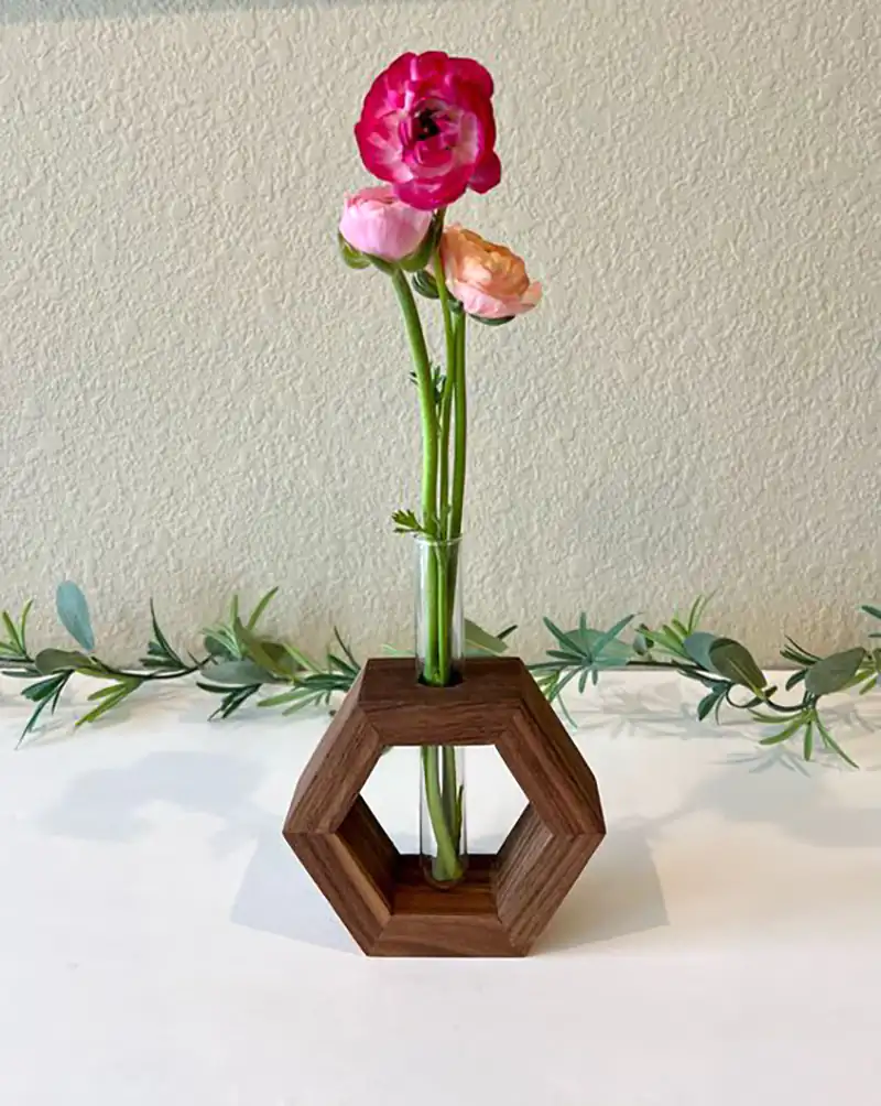 گلدان شش گوش چوبی با لوله شیشه ای (جدیدترین مدل های ترند امسال ۱۴۰۴ - ۲۰۲۵) گلدان شش گوش چوبی با لوله شیشه ای