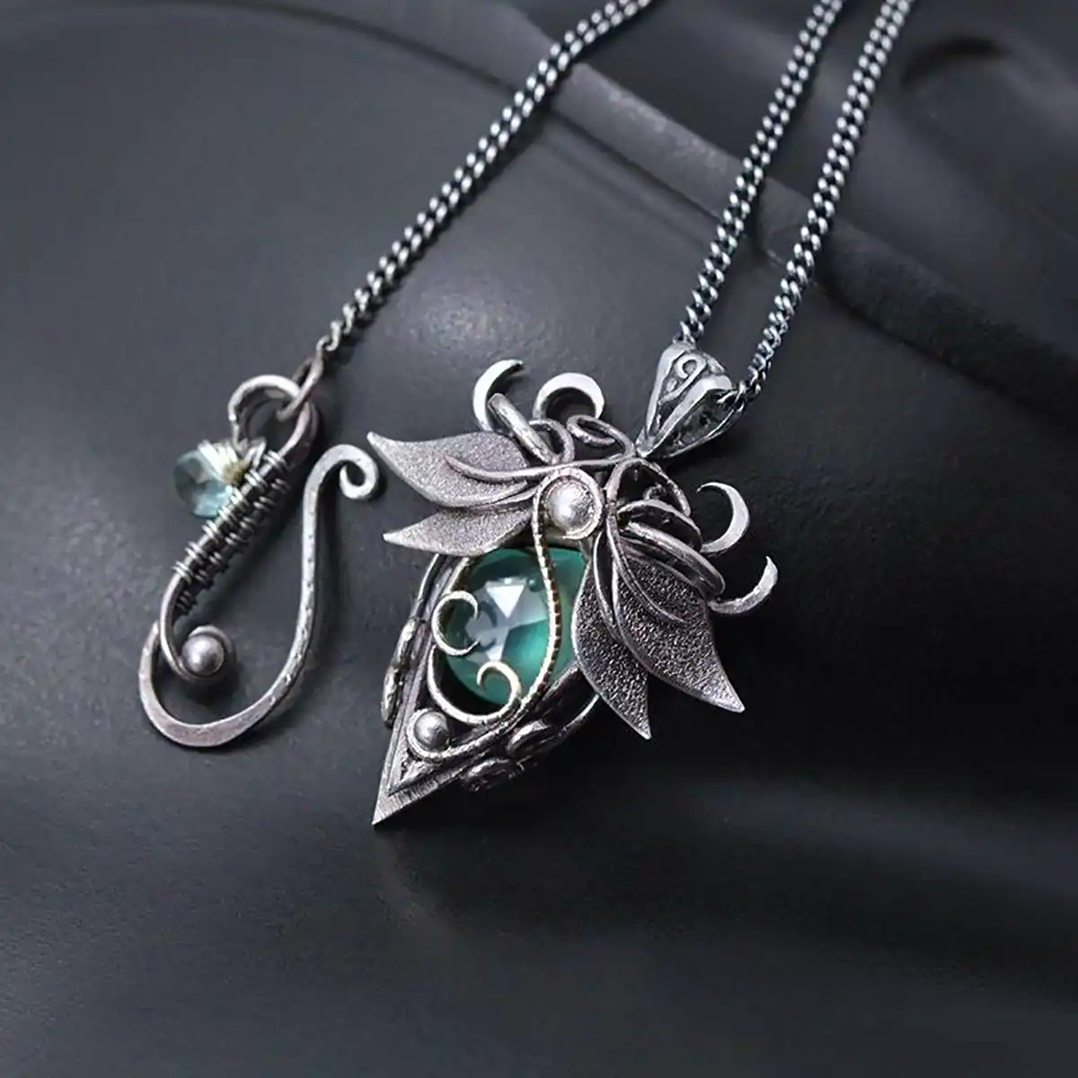 آویز گردنی نقره ای