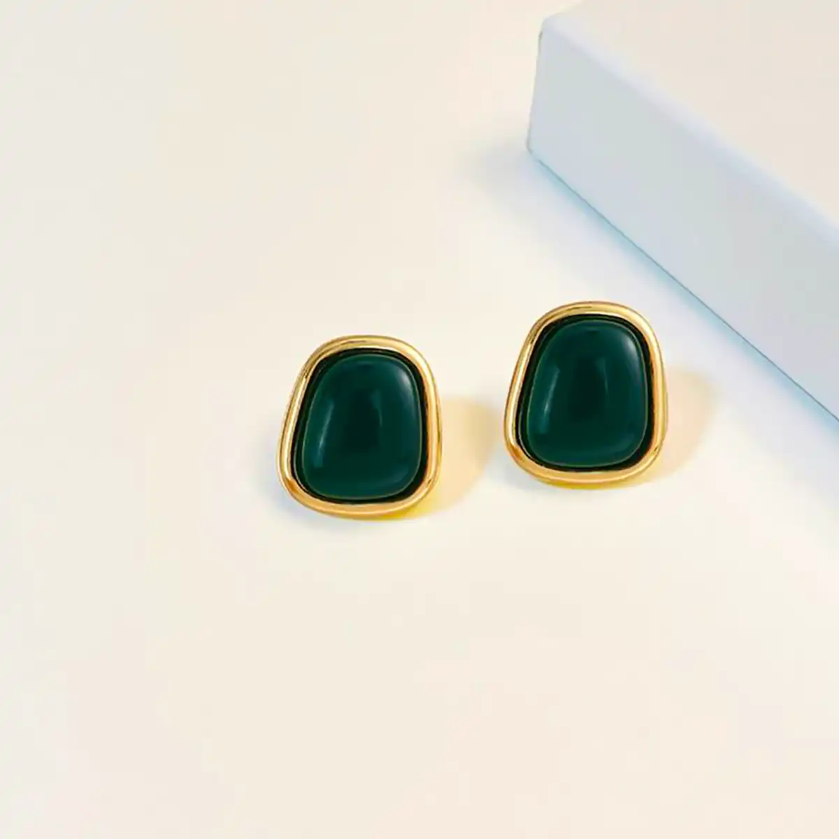 گوشواره ساده و گرانبها سنگی