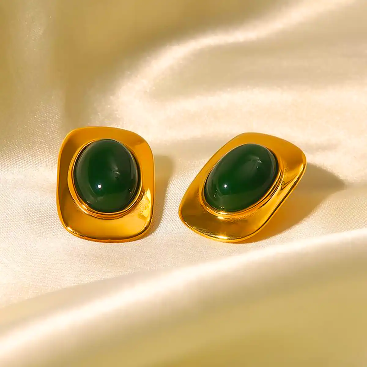 گوشواره ساده و گرانبها سنگی