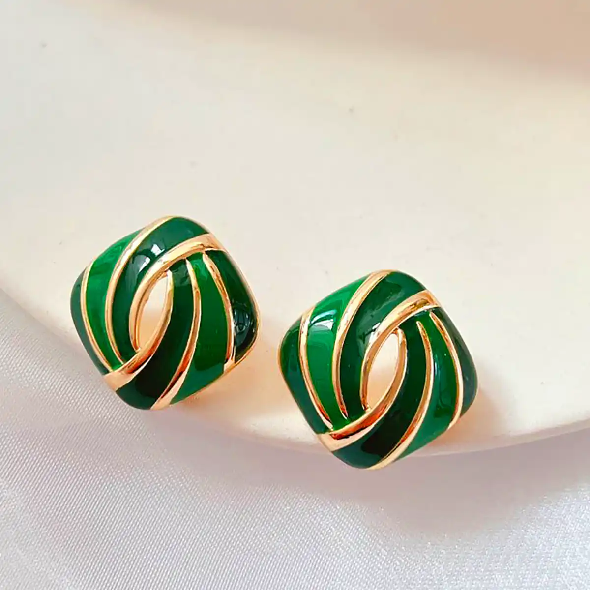 گوشواره ساده و گرانبها سنگی