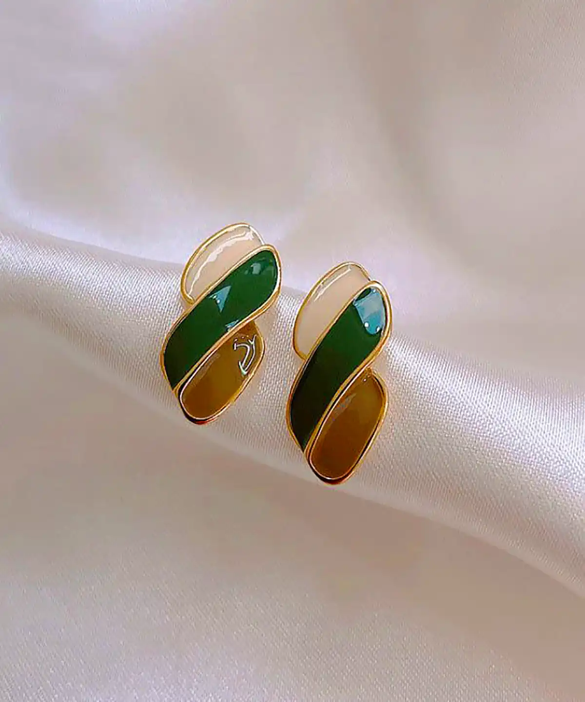 گوشواره ساده و گرانبها سنگی