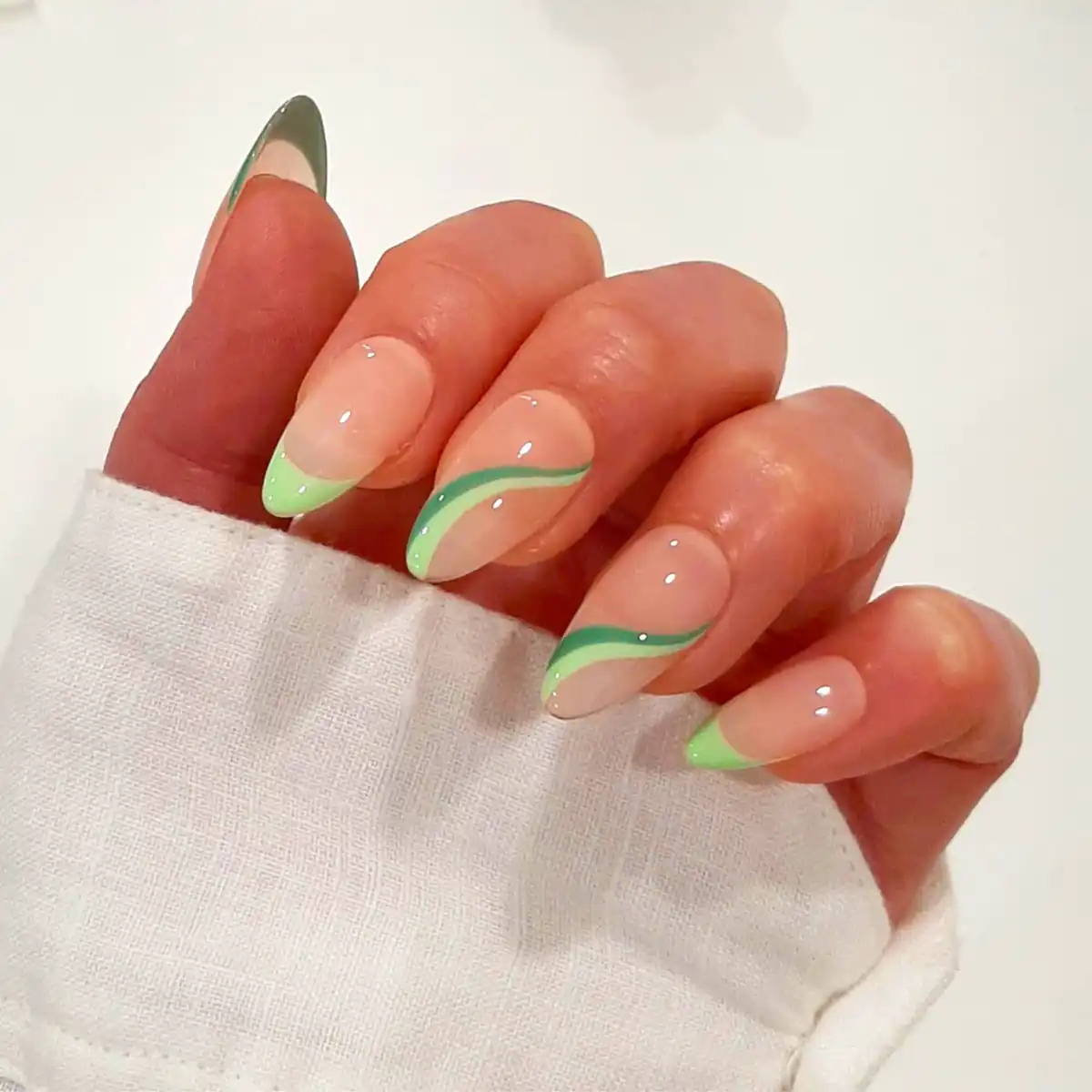 طراحی ناخن با خطوط نامنظم