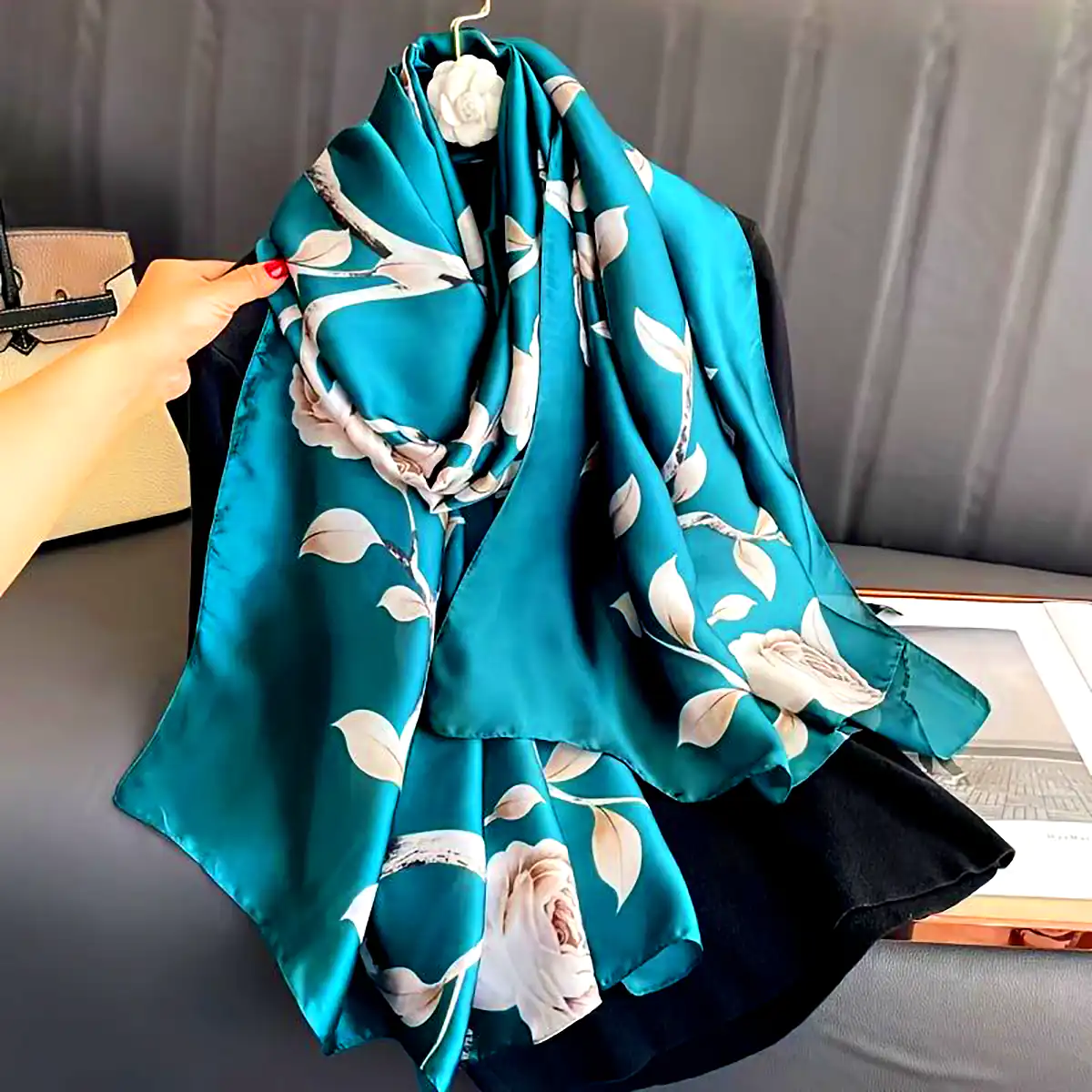 روسری‌ ساتن زنونه 