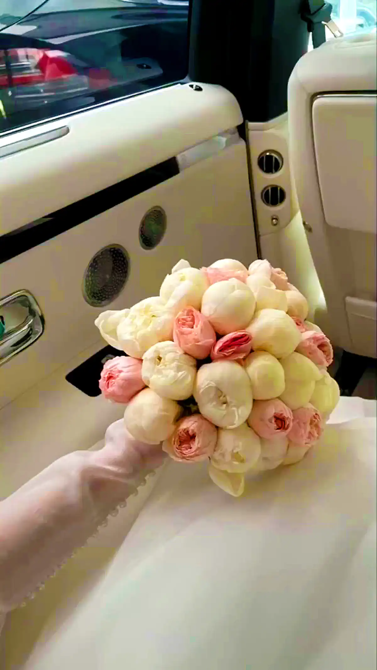 دسته گل سفید امروزی (جدیدترین مدل های ترند امسال ۱۴۰۴ - ۲۰۲۵) دسته گل سفید امروزی