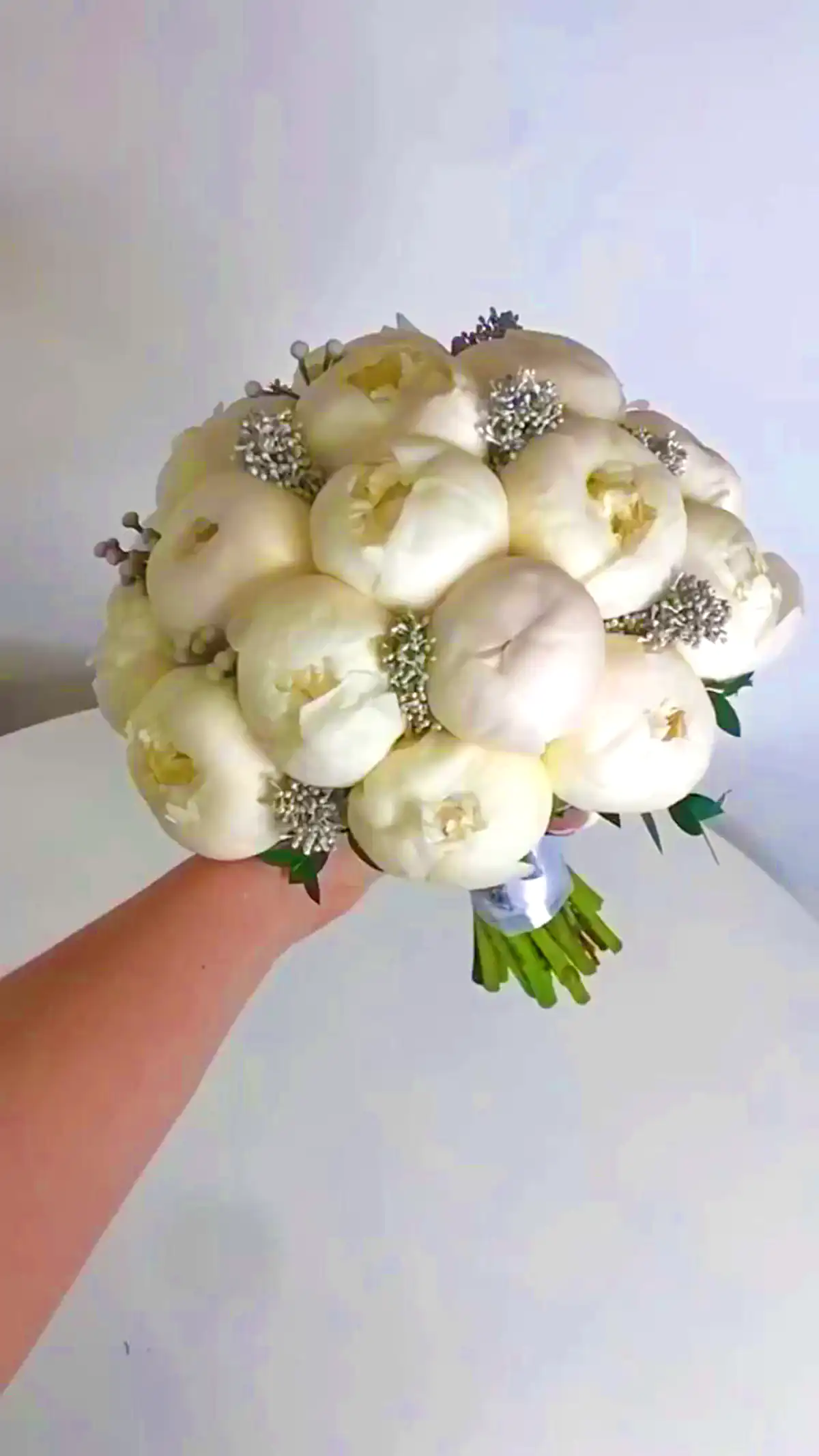 دسته گل سفید امروزی (جدیدترین مدل های ترند امسال ۱۴۰۴ - ۲۰۲۵) دسته گل سفید امروزی