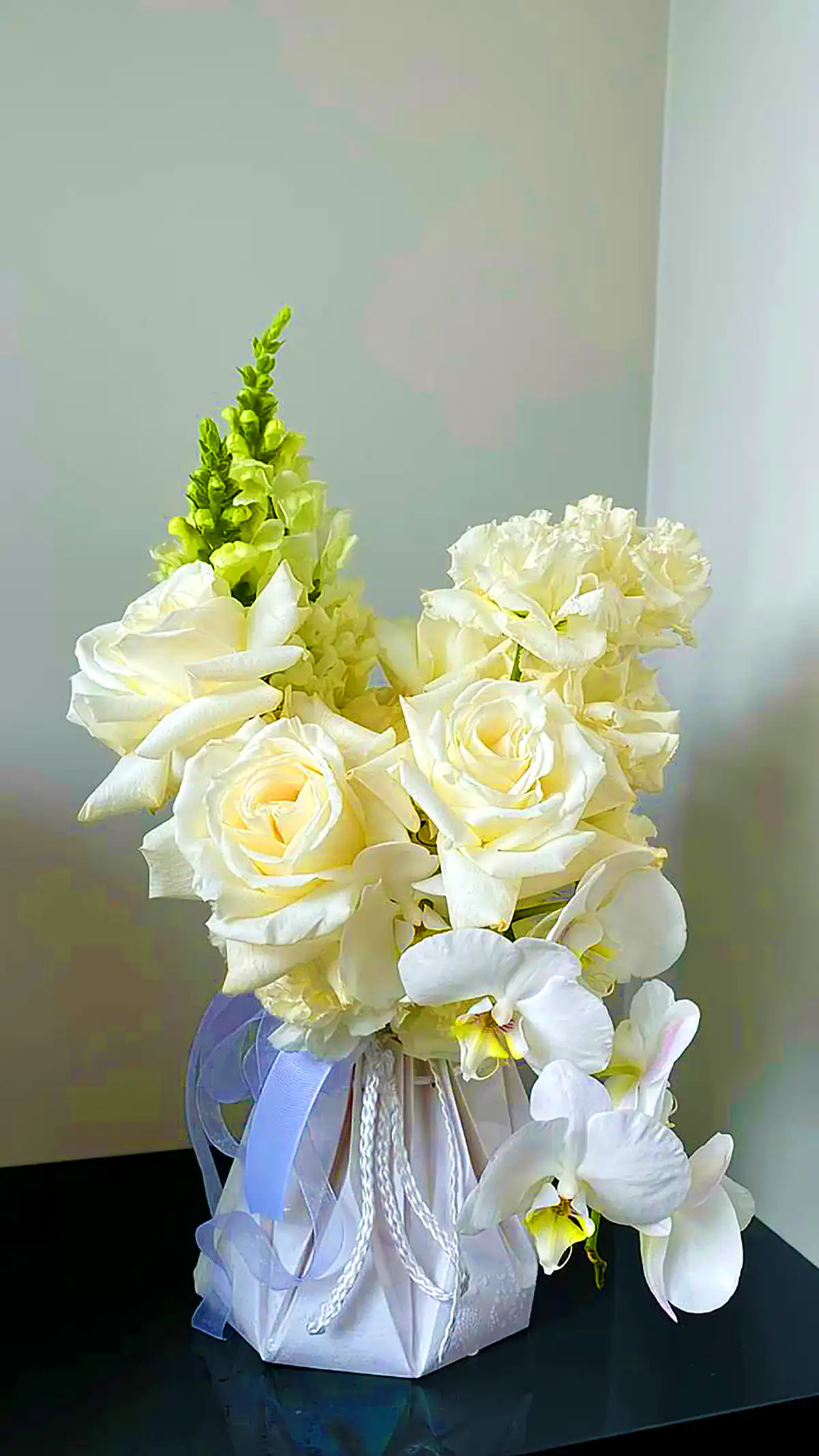 دسته گل سفید امروزی (جدیدترین مدل های ترند امسال ۱۴۰۴ - ۲۰۲۵) دسته گل سفید امروزی