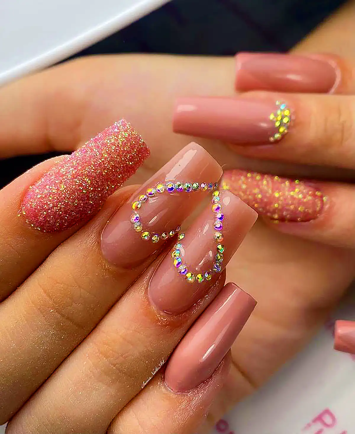 طراحی ناخن لاکچری طلایی