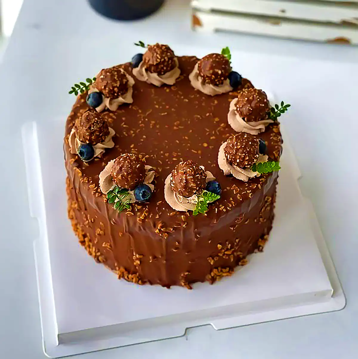 کیک تولد خوشمزه شکلاتی