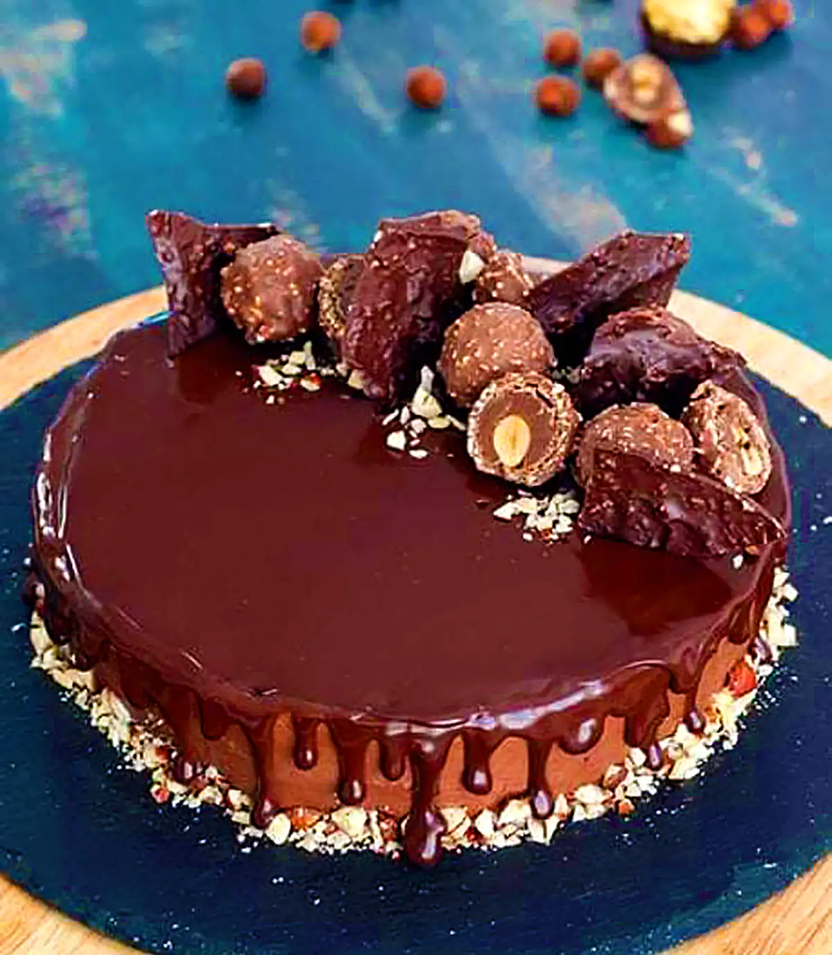 کیک تولد خوشمزه شکلاتی