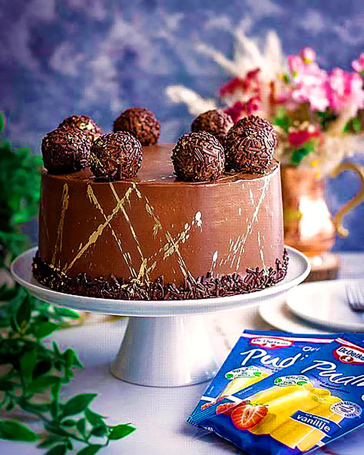 کیک تولد خوشمزه شکلاتی