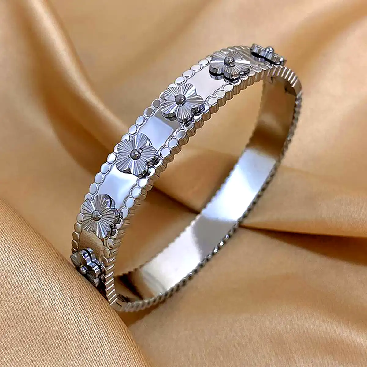 بنگل طلا با طراحی خاص