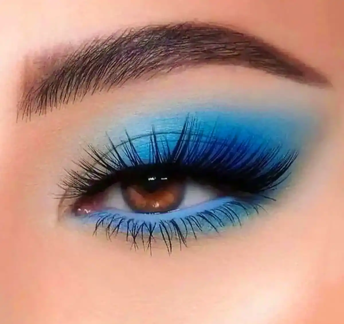 سایه چشم شیک آبی