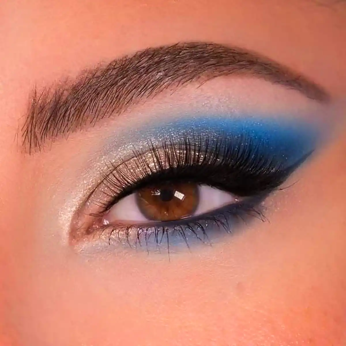 سایه چشم شیک آبی