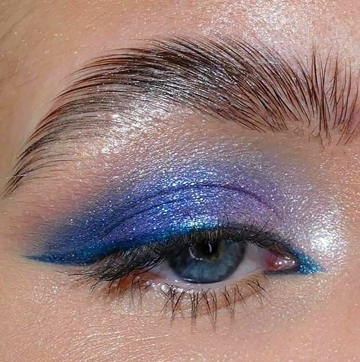 سایه چشم شیک آبی