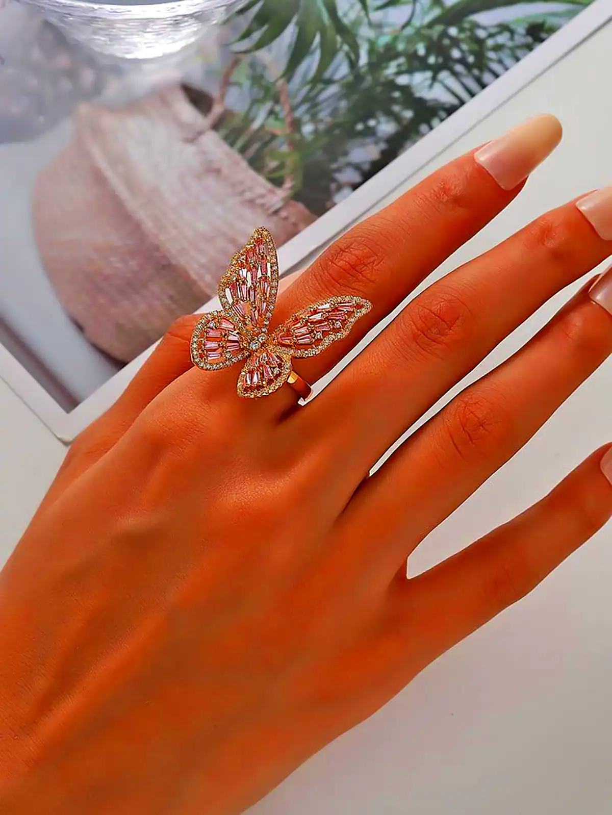 انگشتر نگین‌دار پروانه‌ای