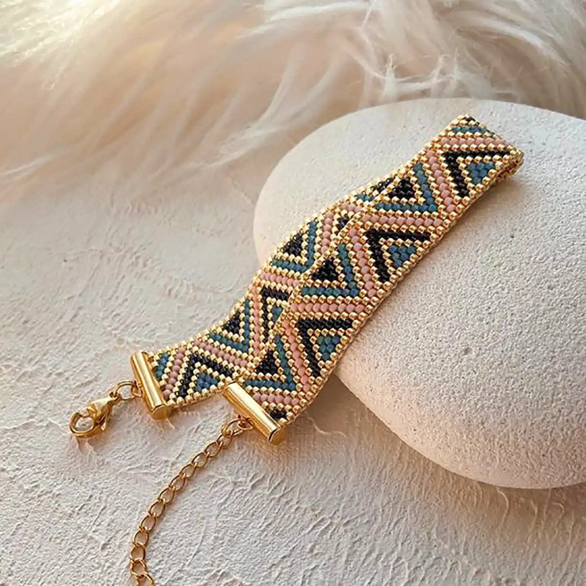 دستبند منجوق‌دوزی