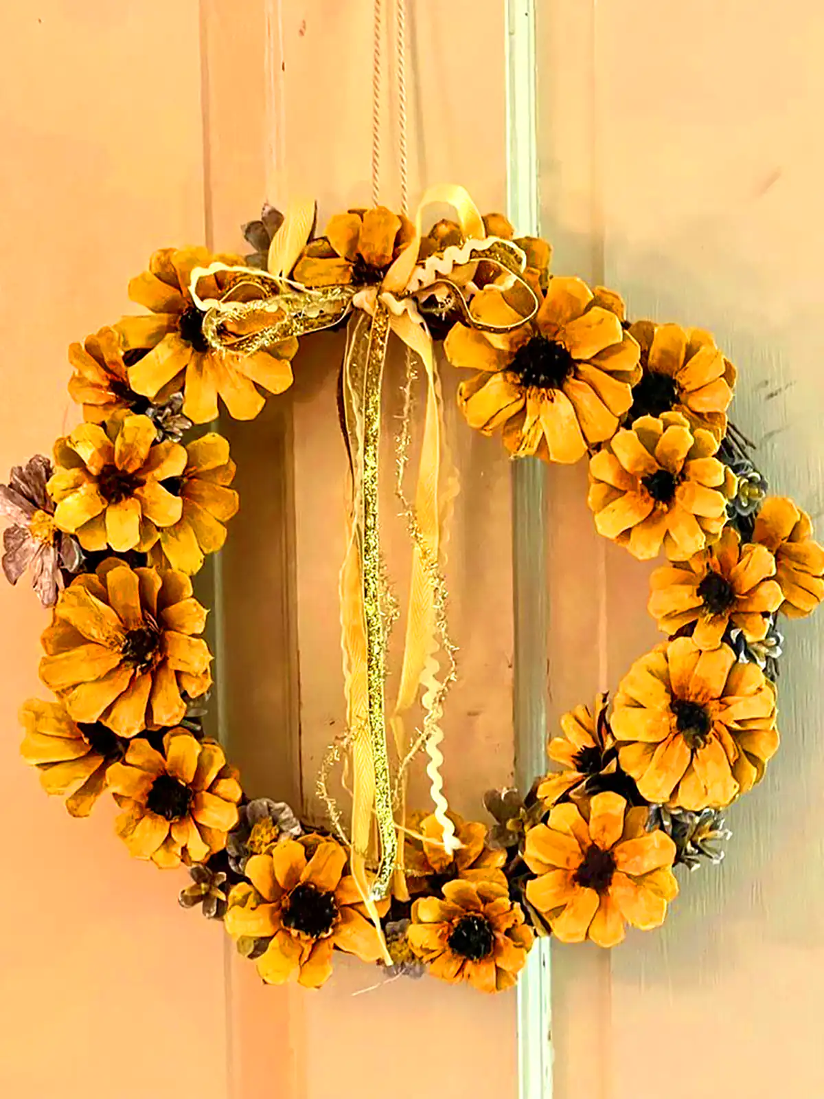 حلقه گل پشت دری