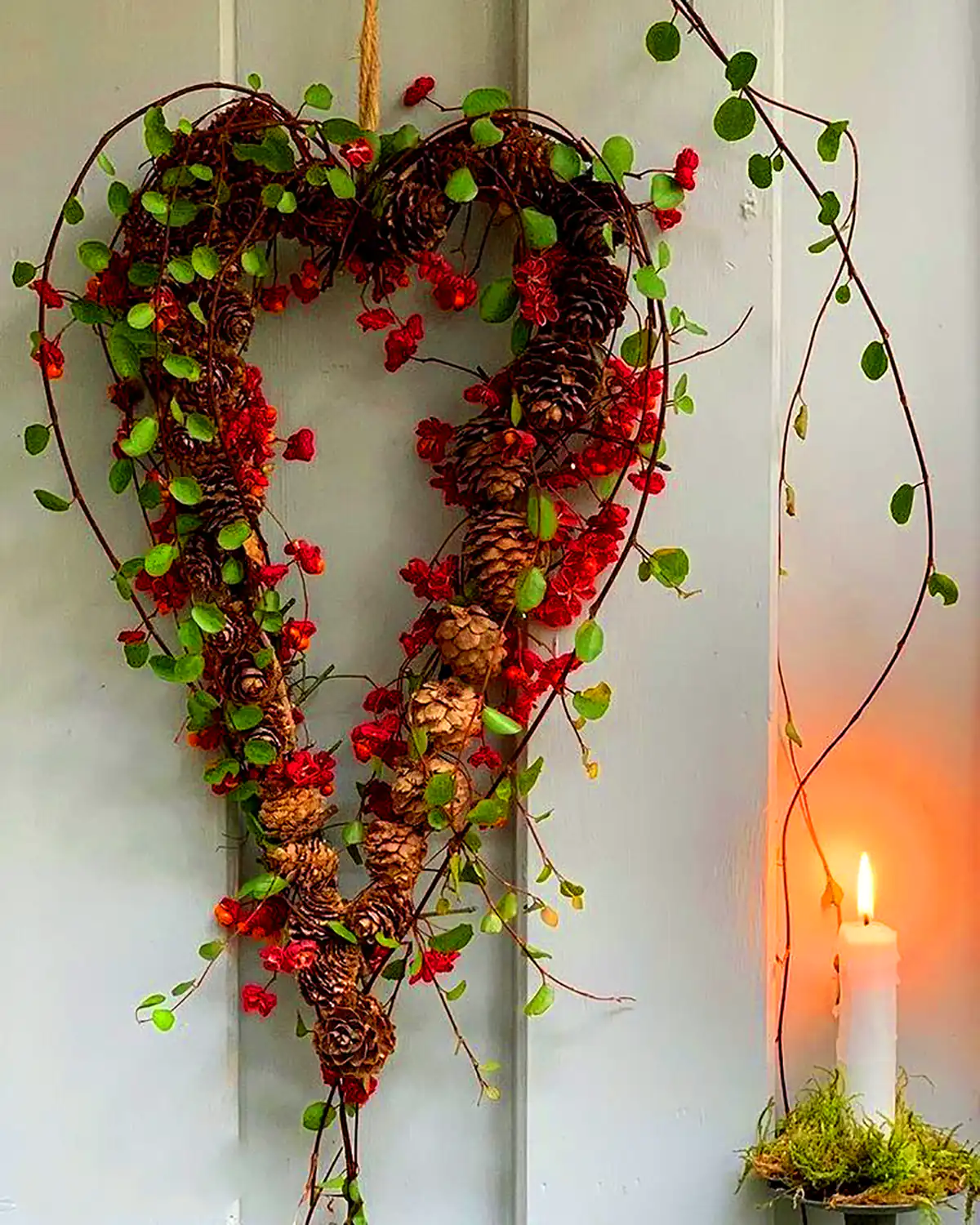 حلقه گل پشت دری