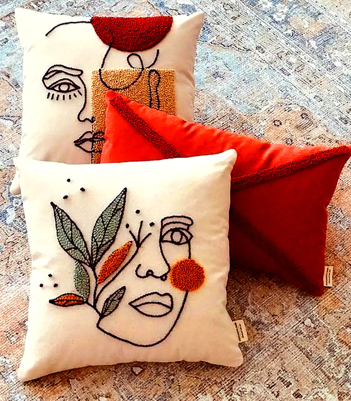 کوسن با پارچه طرح هندسی