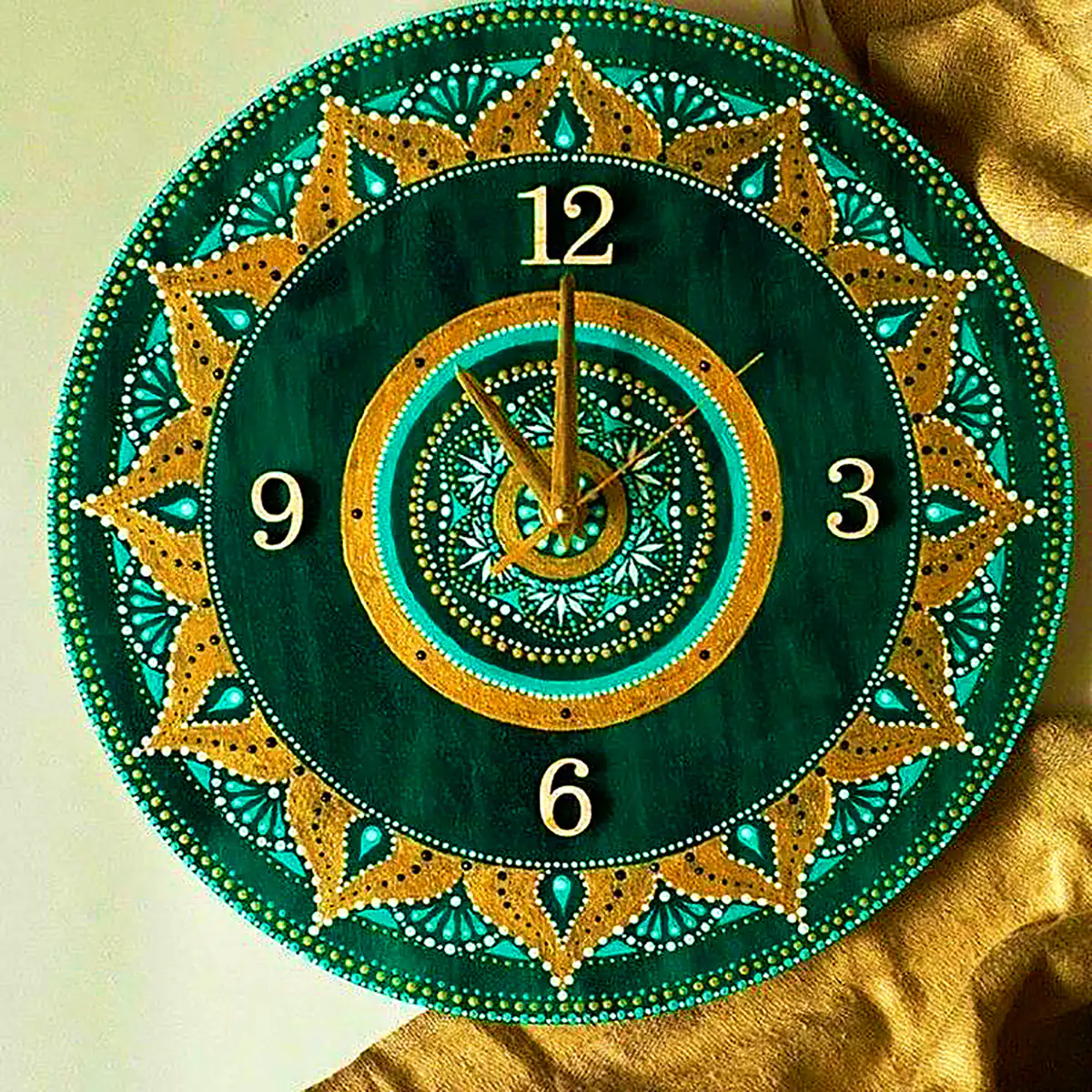 ساعت دیواری رنگی شیک