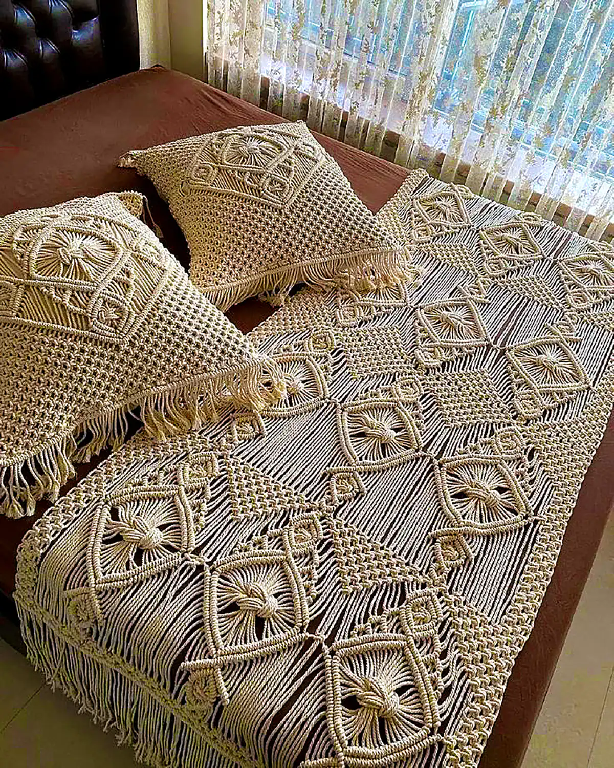 کوسن مکرومه سنتی و جذاب (جدیدترین مدل های ترند امسال ۱۴۰۴ - ۲۰۲۵) کوسن مکرومه سنتی و جذاب