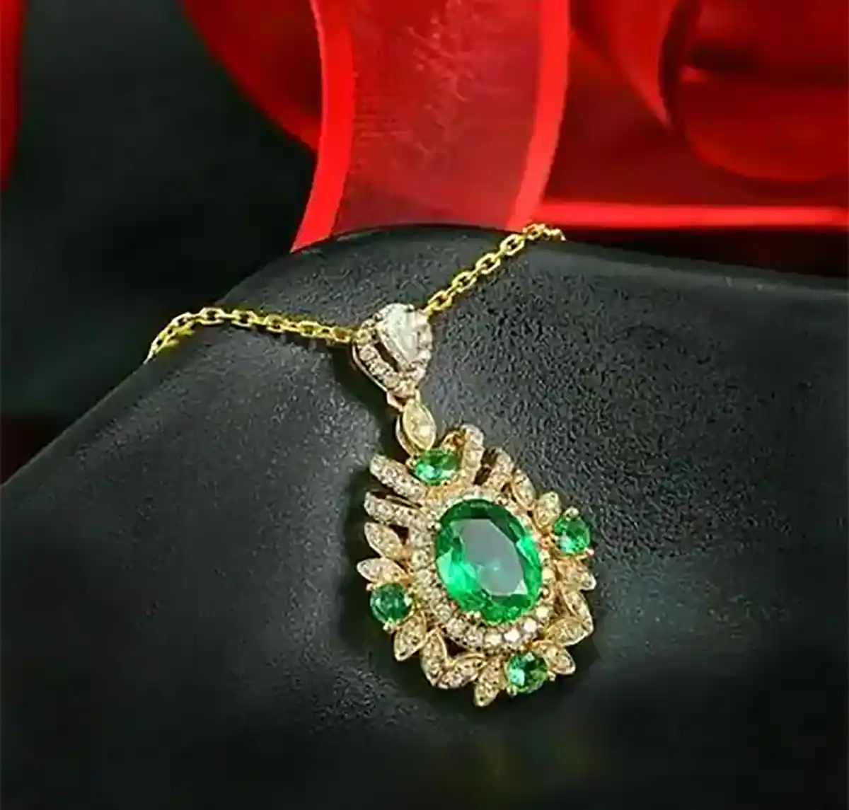 آویز سلطنتی نگین سبز