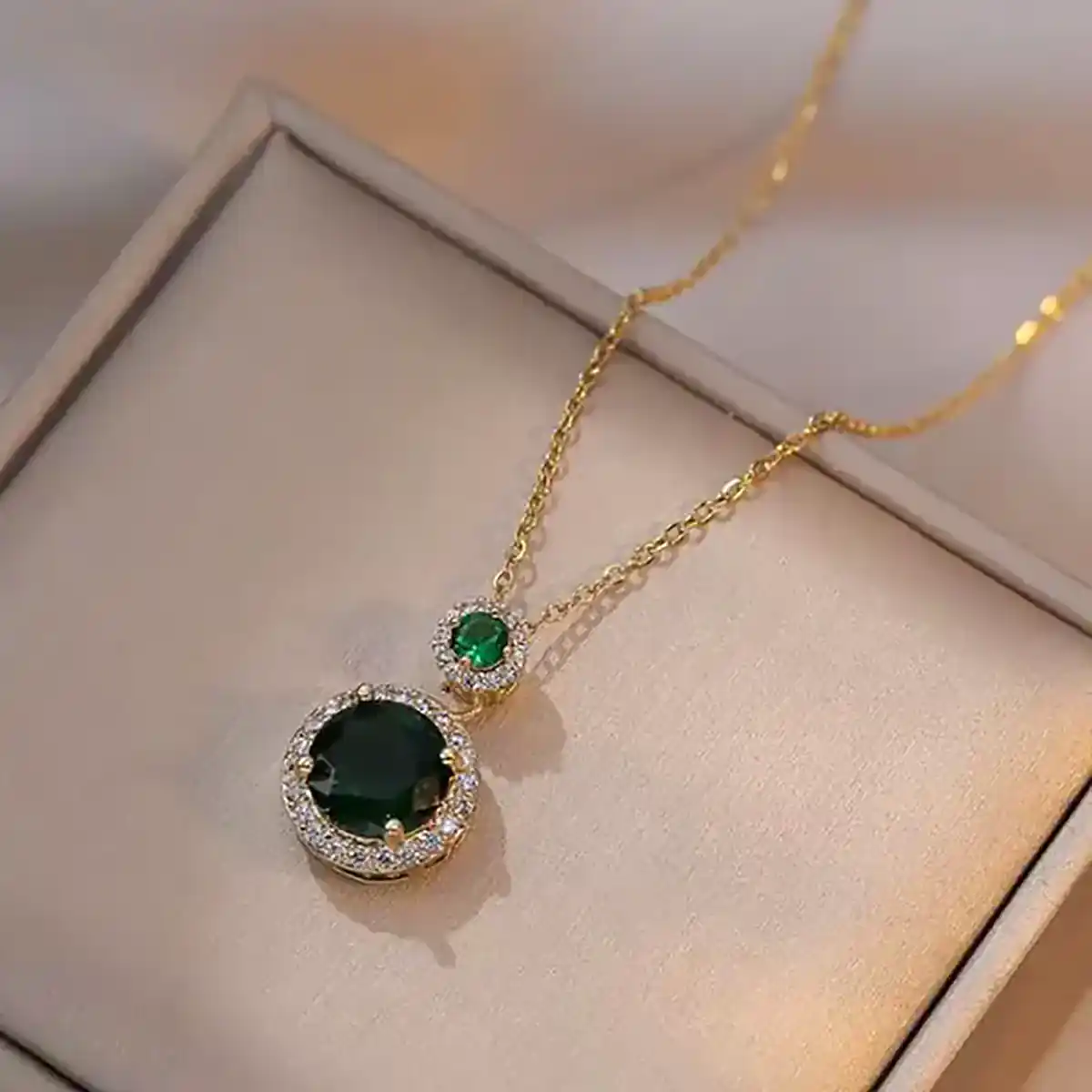 آویز سلطنتی نگین سبز