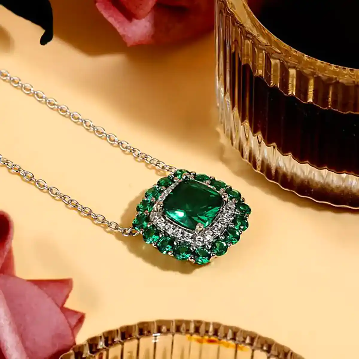 آویز سلطنتی نگین سبز