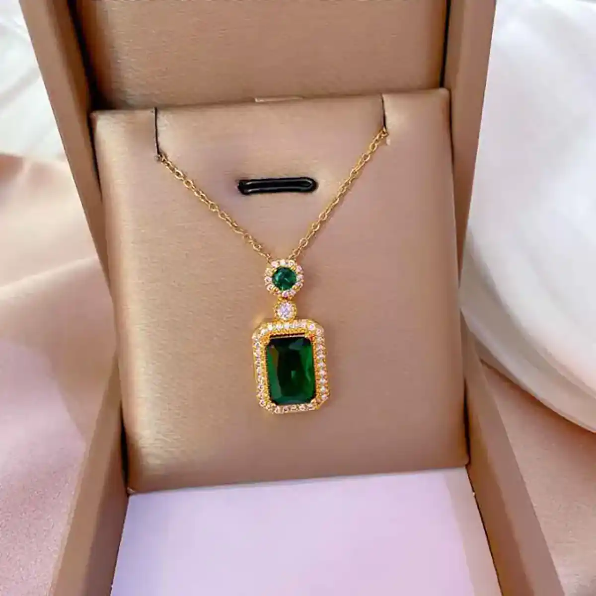آویز سلطنتی نگین سبز