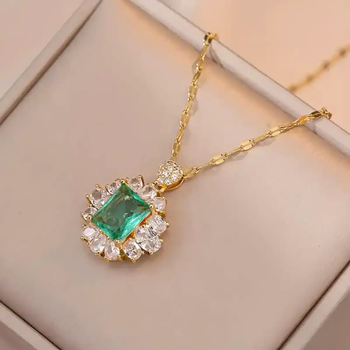 آویز سلطنتی نگین سبز