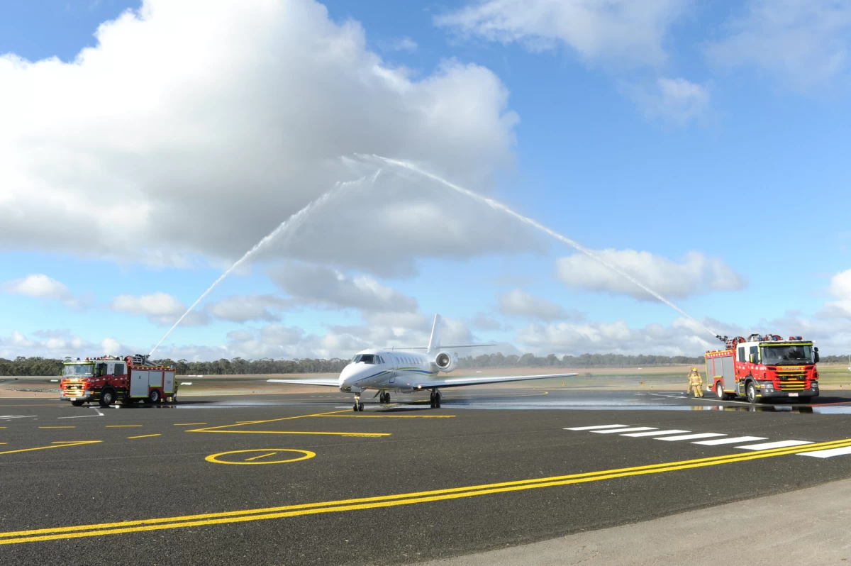 Water salute : علت پاشیدن آب روی هواپیما چیست ؟