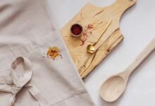 نحوه پاک کردن لکه زعفران از روی لباس در خانه (2 ترفند عالی)