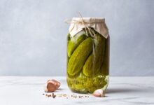 از بین بردن بوی ترشی یا خیارشور از ظروف شیشه ای (2 ترفند عالی)