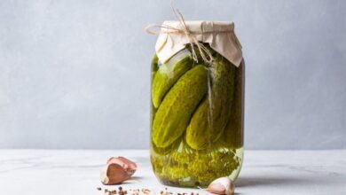 از بین بردن بوی ترشی یا خیارشور از ظروف شیشه ای (2 ترفند عالی)