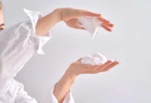 شامپو بدن بدون نیاز به آبکشی چیست؟ همه چیز درباره فوم تمیز کننده بدن بیماران بستری (2 ترفند عالی)