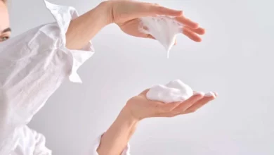 شامپو بدن بدون نیاز به آبکشی چیست؟ همه چیز درباره فوم تمیز کننده بدن بیماران بستری (2 ترفند عالی)