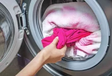 شستشو لباس رنگی با دست یا ماشین لباسشویی! کدام بهتر است؟ (2 ترفند عالی)
