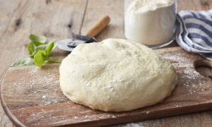 چگونه خمیر پیتزا ترد درست کنیم ؟ (2 نکته مهم)