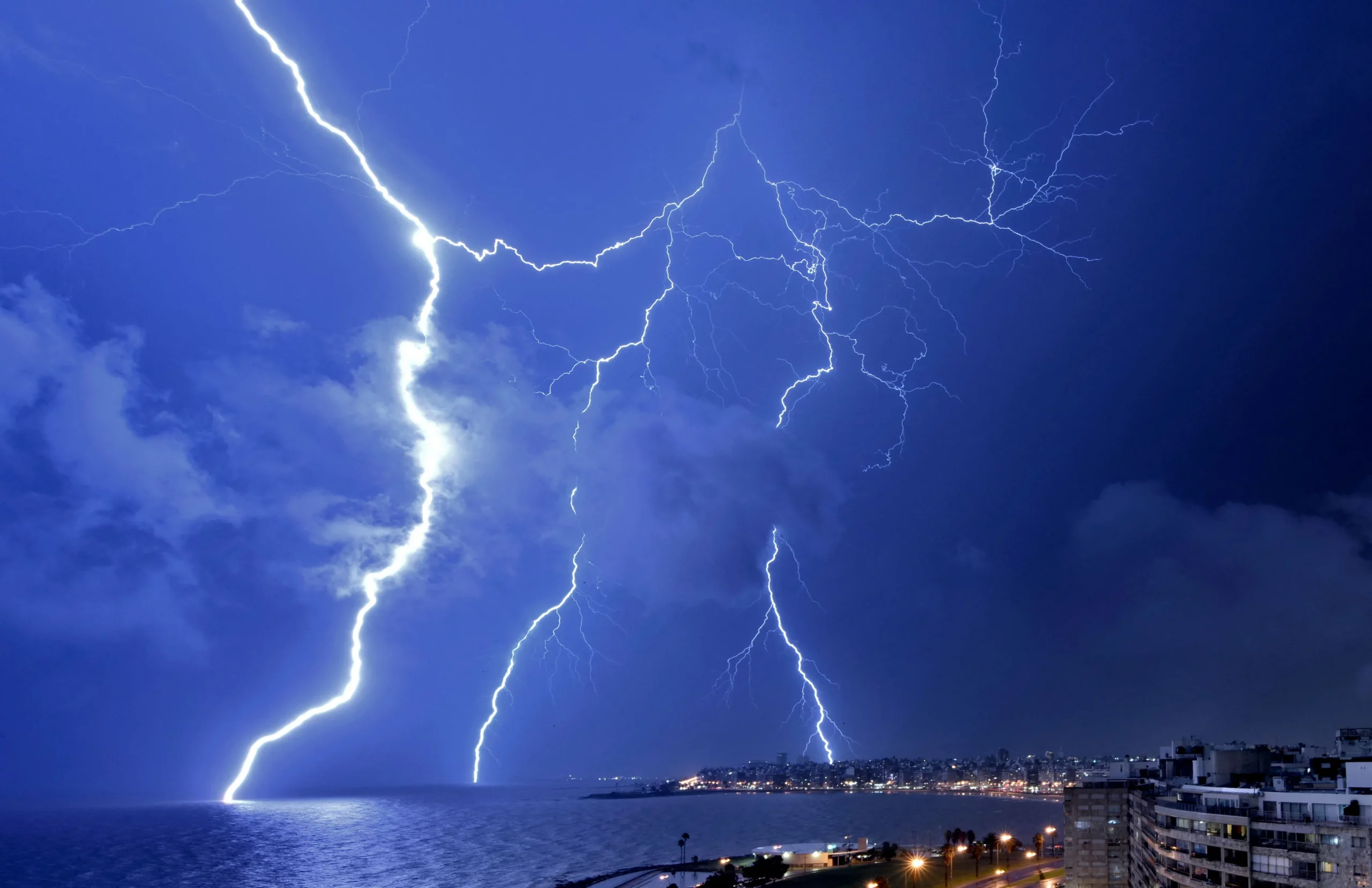 تعبیر خواب رعد و برق (صاعقه)🌩️ (کامل و رایگان | از نظر معبران و موضوعات مختلف)