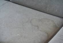 چگونه لکه آب روی مبل را پاک کنیم