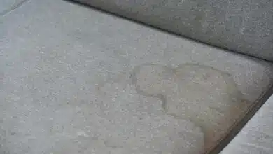 چگونه لکه آب روی مبل را پاک کنیم
