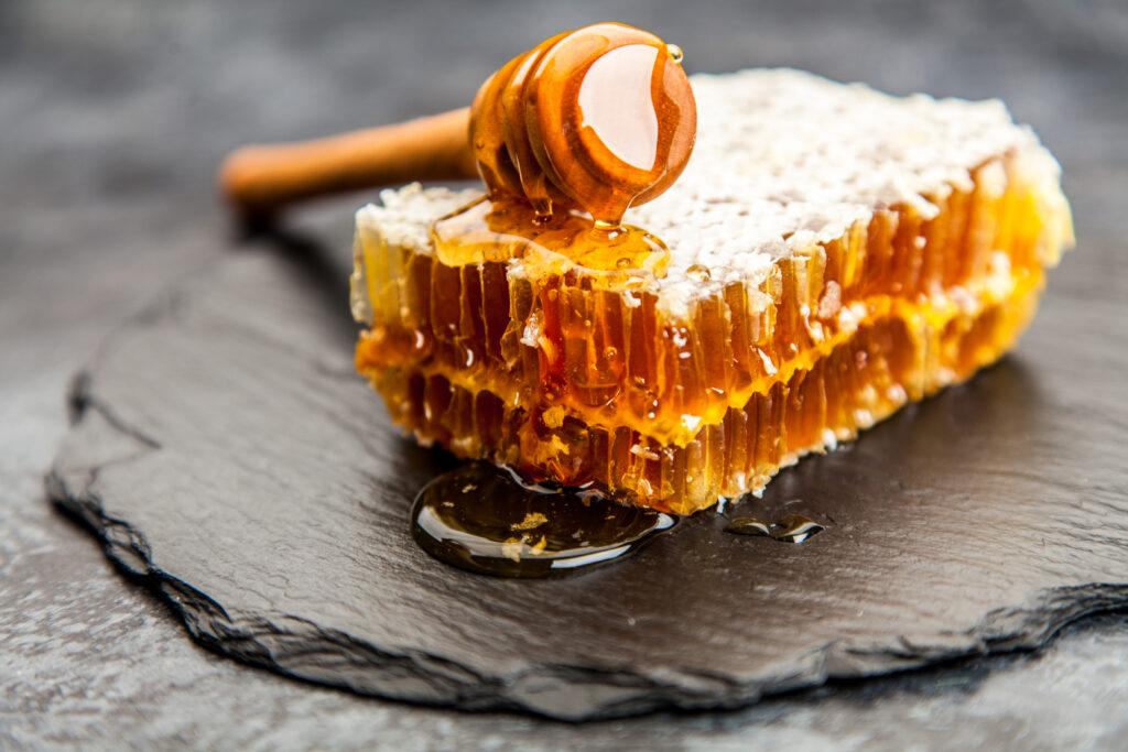 تعبیر خواب عسل🍯 (کامل و رایگان | از نظر معبران و موضوعات مختلف) تعبیر خواب عسل🍯 (کامل و رایگان | از نظر معبران و موضوعات مختلف)