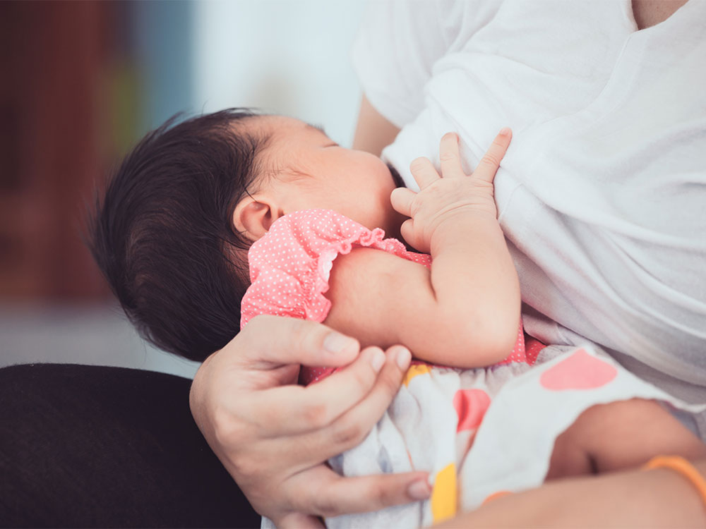 تعبیر خواب شیر دادن 🍼 (کامل و رایگان | از نظر معبران و موضوعات مختلف)