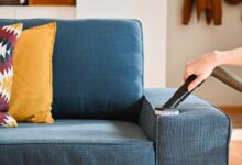 چگونه مبل را تمیز کنیم؟ ۸ روش فوری شستشوی مبل در منزل