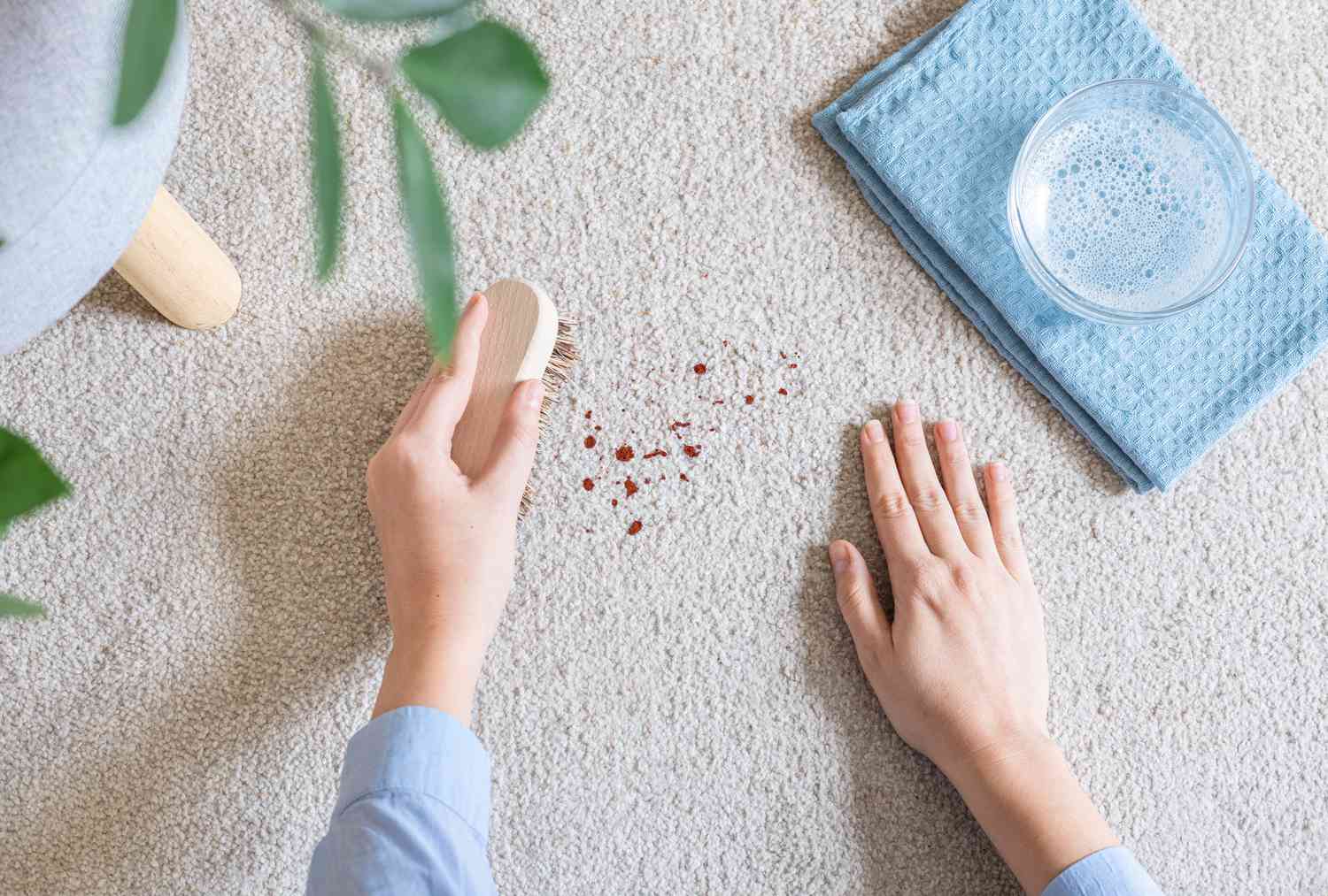 بهترین روش های پاک کردن لکه خون روی فرش